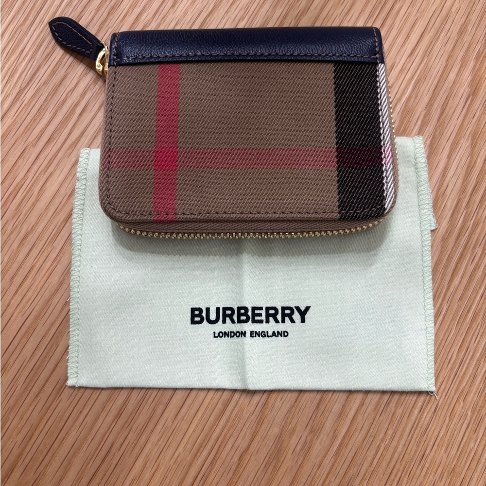 Burberry MN Zip Checkered Wallet with Navy leather accent. NWT‎ $480 Designer